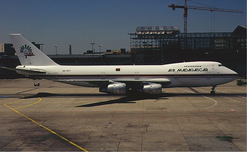 Літак компанії Air Madagascar в аеропорту