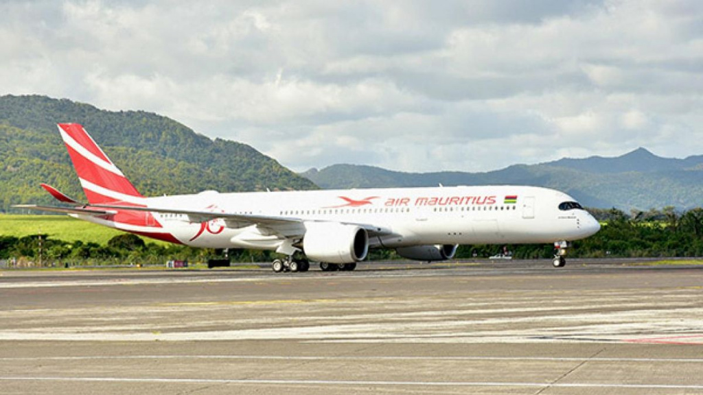 Літак компанії Air Mauritius в аеропорту
