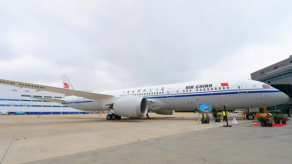 Літак Air China в аеропорту
