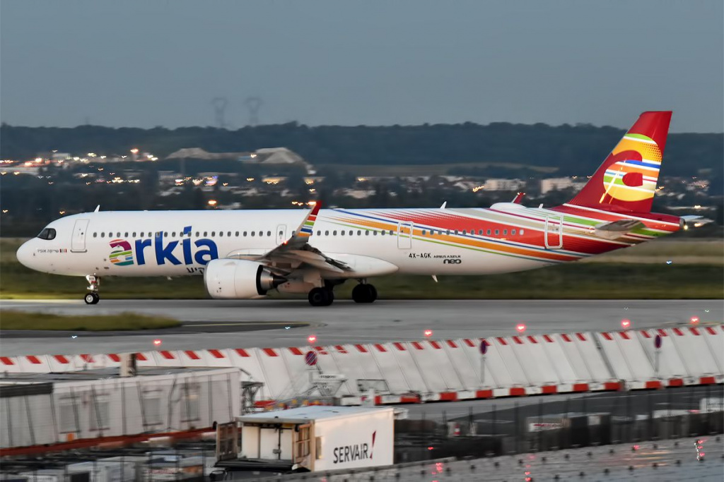 Самолет компании Arkia Israel Airlines в аэропорту