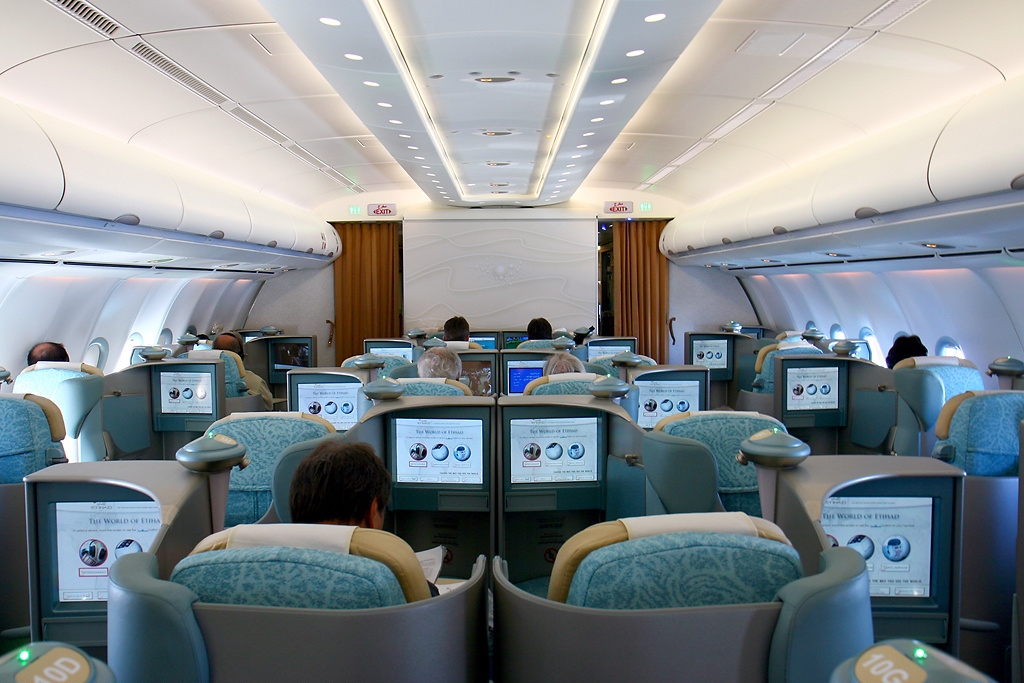 Салон бізнес-класу літака авіакомпанії Etihad Airways