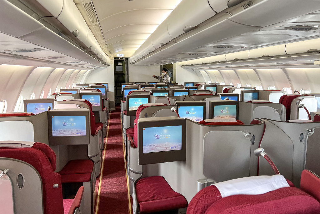 Салон бізнес-класу літака авіакомпанії Hainan Airlines