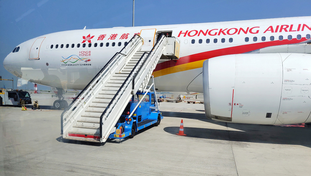 Посадка на літак компанії Hong Kong Airlines