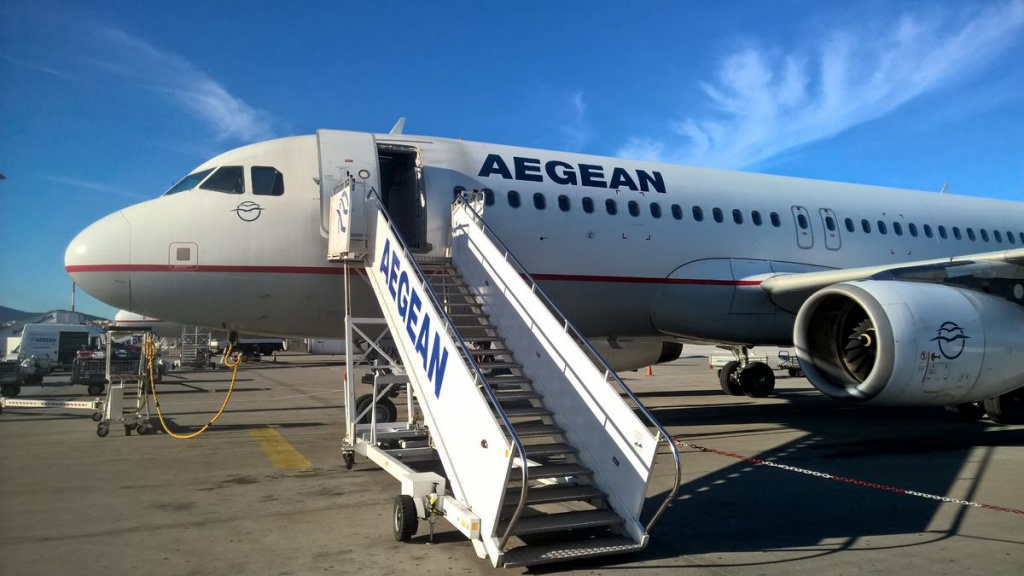 Посадка на літак компанії Aegean Airlines