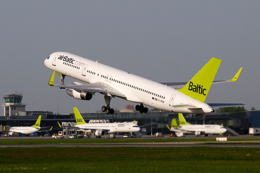 Зліт літака компанії airBaltic