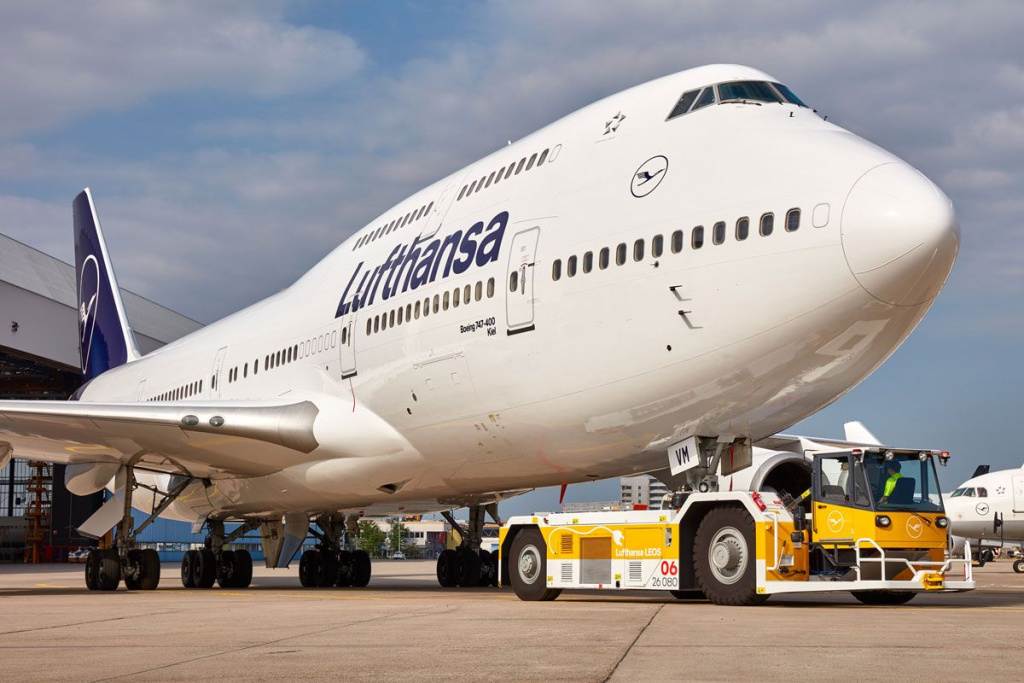 Літак Lufthansa в аеропорту