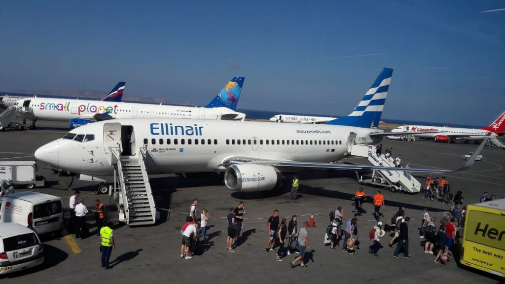 Посадка на літак авіакомпанії Ellinair