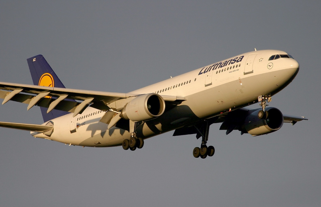 Зліт літака компанії Lufthansa