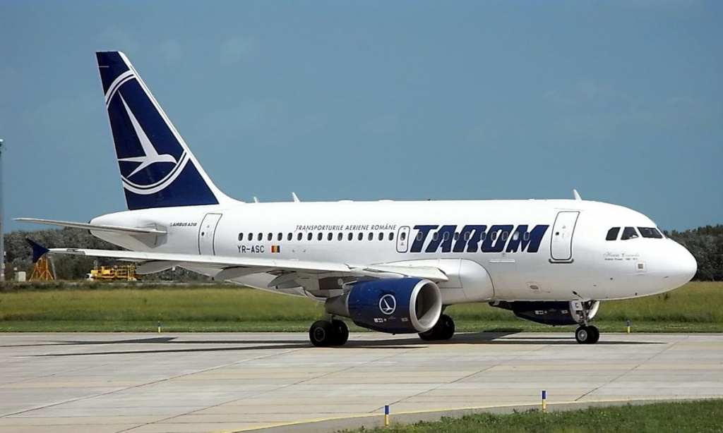 Літак компанії TAROM в аеропорту
