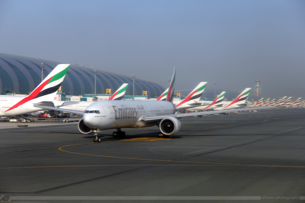Стоянка літаків у аеропорту Дубай