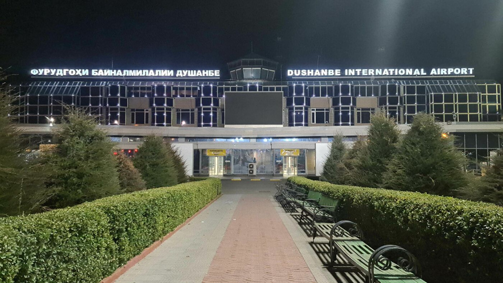 Центральний вхід до аеропорту "Душанбе"