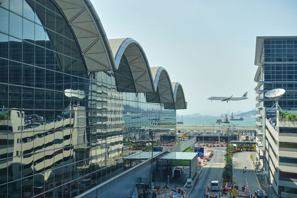 Головний вхід в аеропорту Гонконг