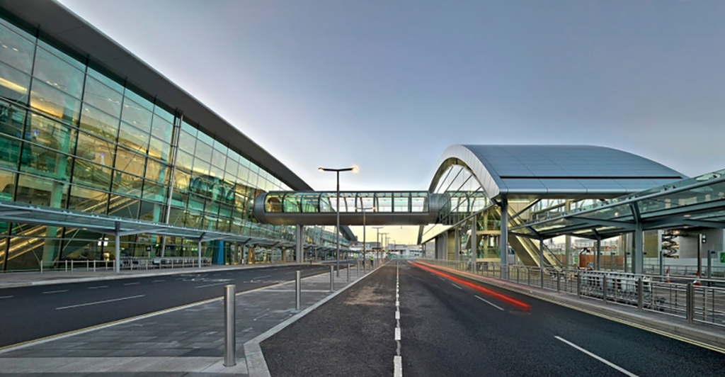 Пішохідний перехід між терміналами Дублінського аеропорту