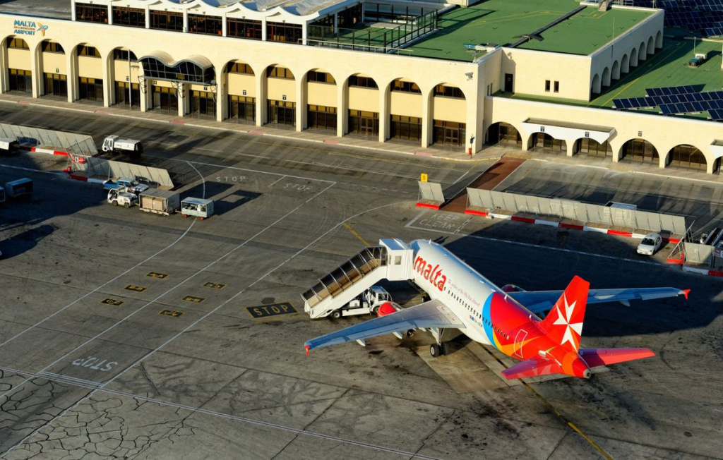 Літаки в аеропорту Мальти