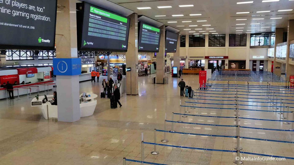 Інформаційне табло в аеропорту Мальти