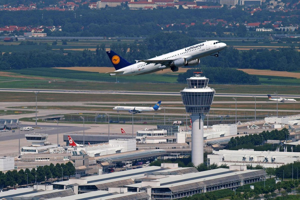 Диспетчерська вежа в аеропорту Мюнхена