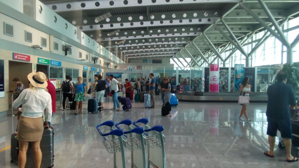 Зал очікування в аеропорту Подгориця