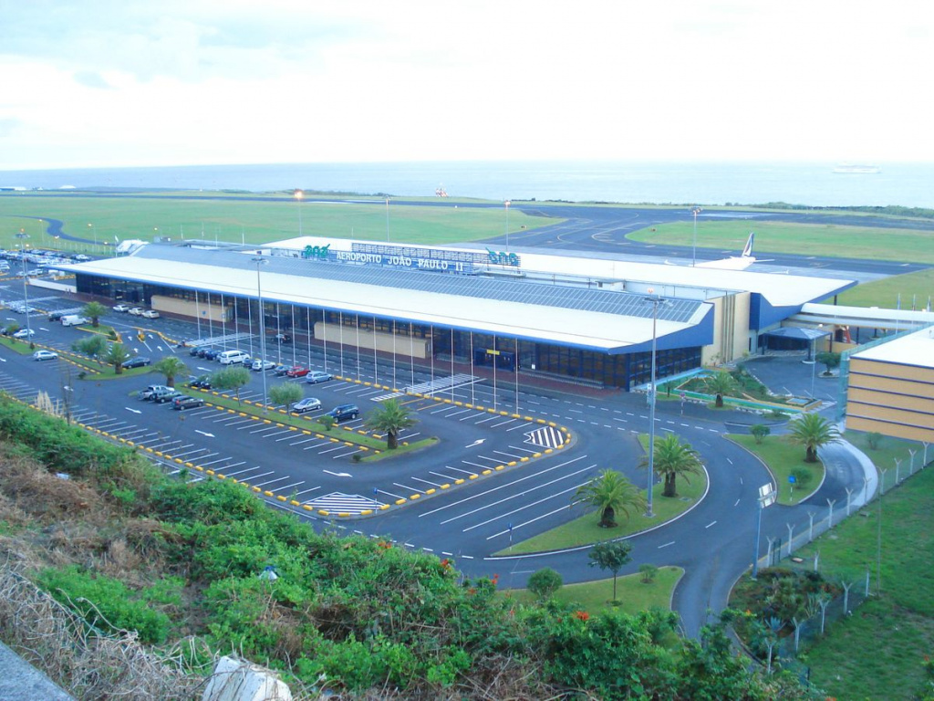 Термінал аеропорту Понта-Делгада