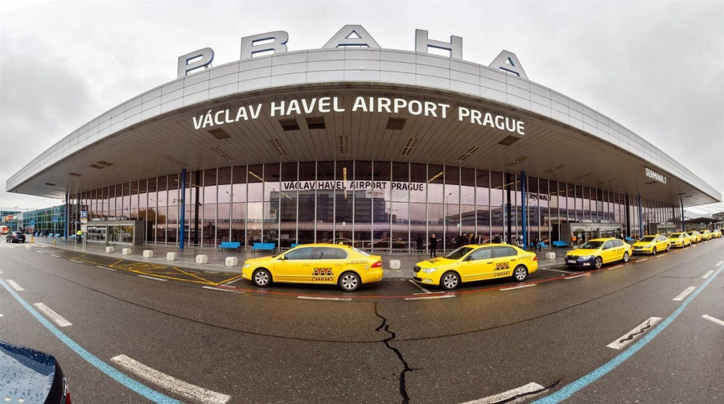 Головний вхід аеропорту Гавела у Празі