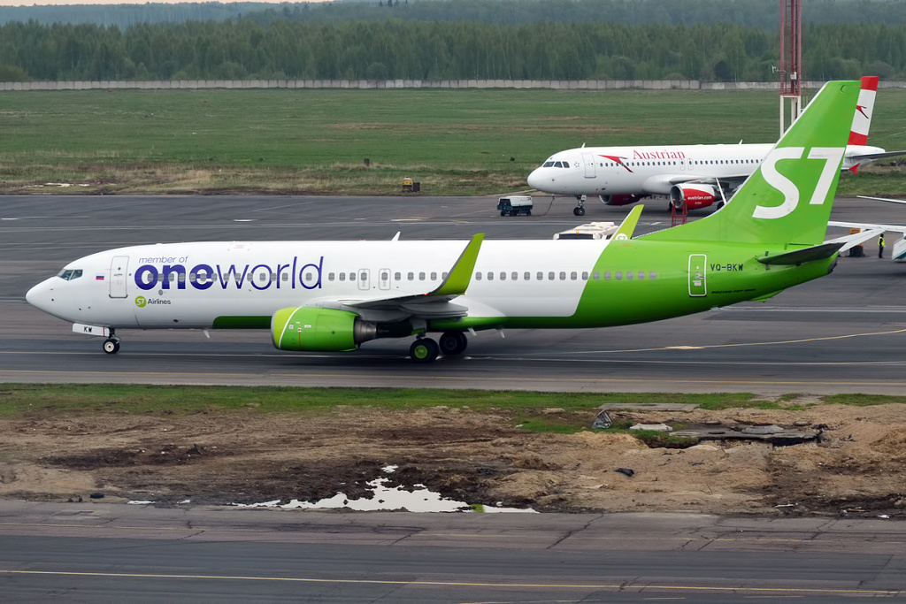 Літак Oneworld в аеропорту