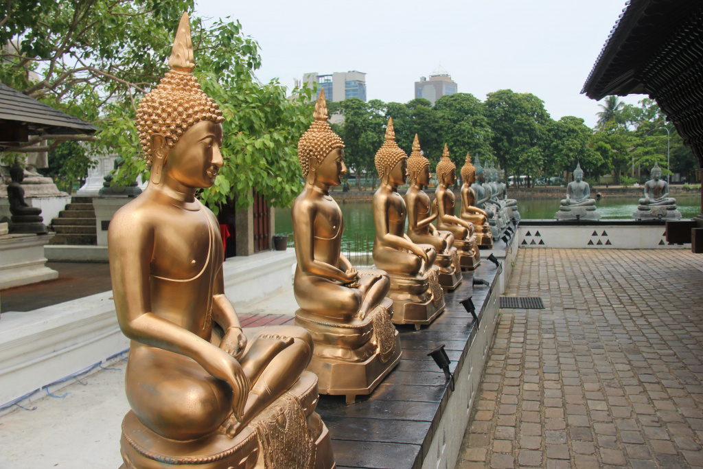 Статуи Будды в Коломбо