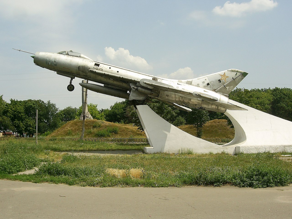 Пам'ятник авіації в центрі Берестина