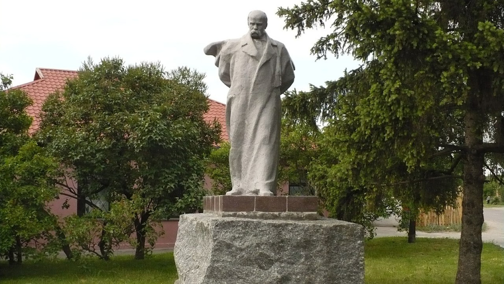Памятник Шевченко в Миргороде