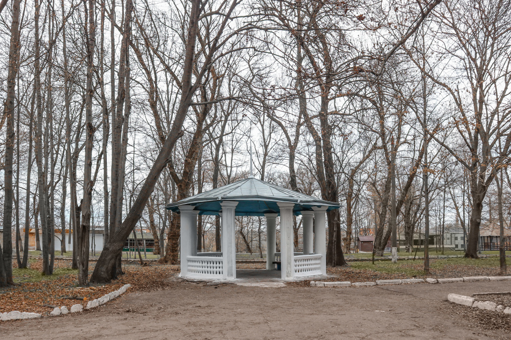 Альтанка в міському парку Первомайська