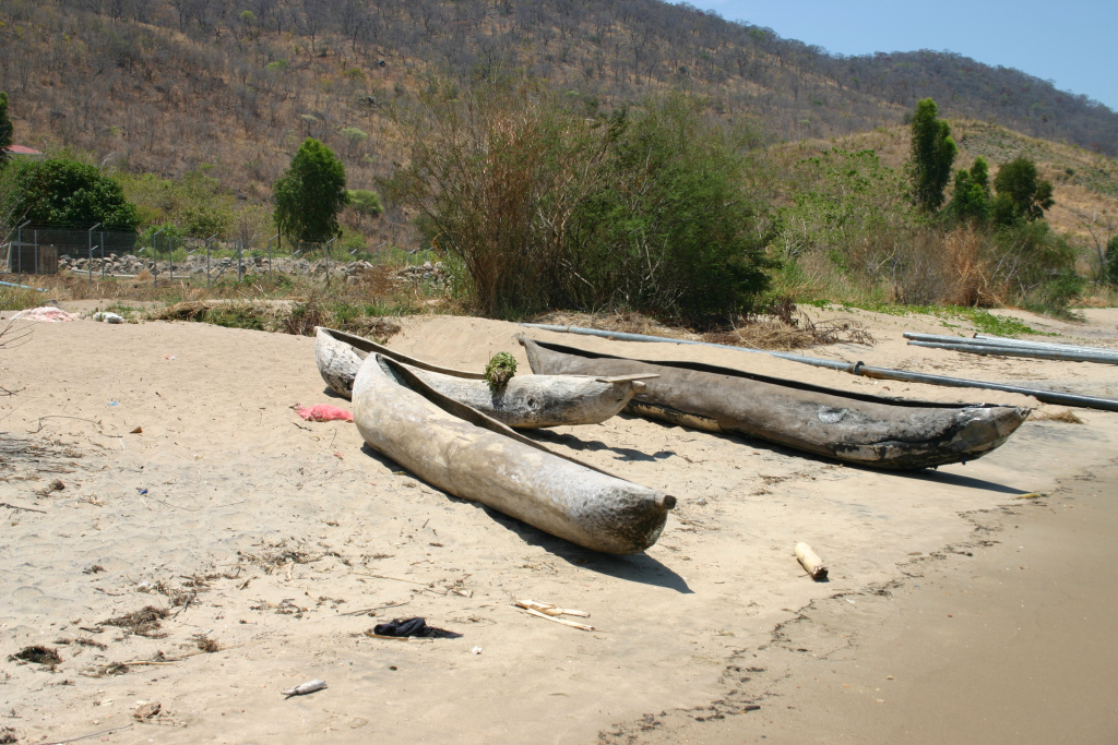 Землянки та каное на березі озера Малаві
