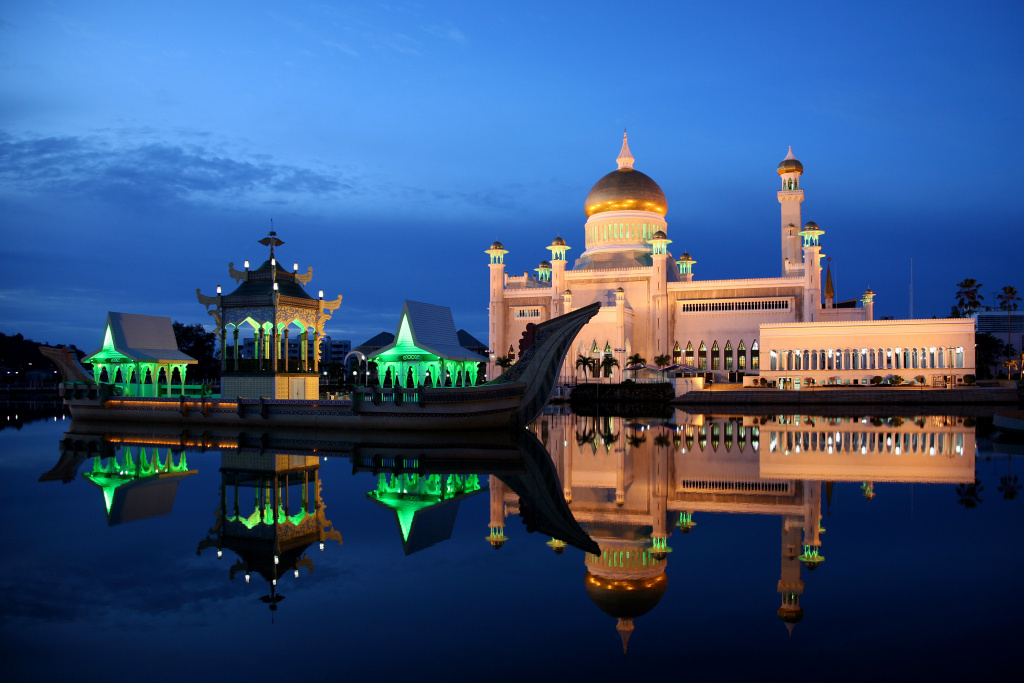 Мечеть султана Омара Алі Сайфуддіна у Бандар-Сері-Бегаван вночі