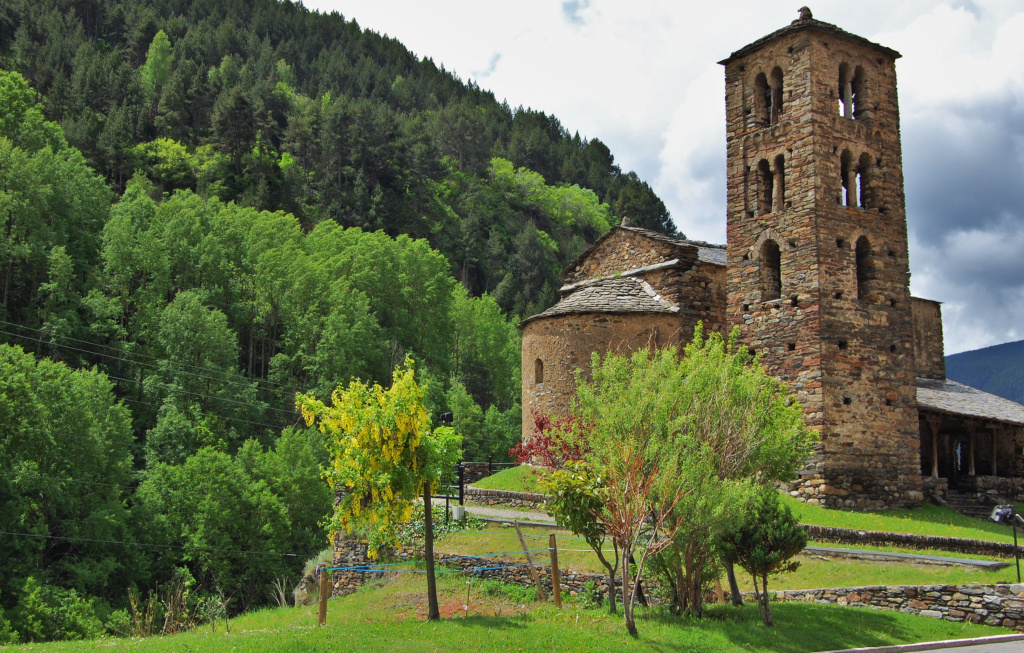 Церковь Сант-Жоан-де-Касельес, построенная в 11 веке, является частью романского наследия Андорры