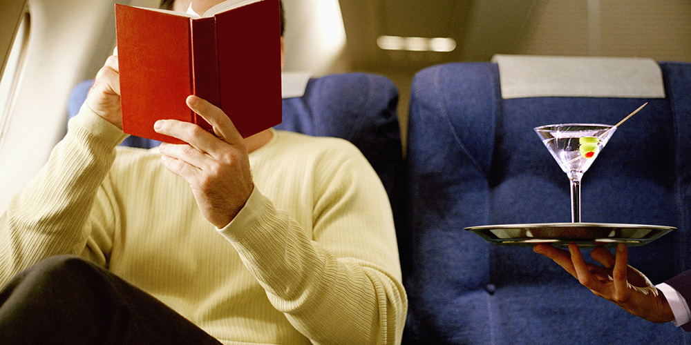 Пасажир з книгою в літаку