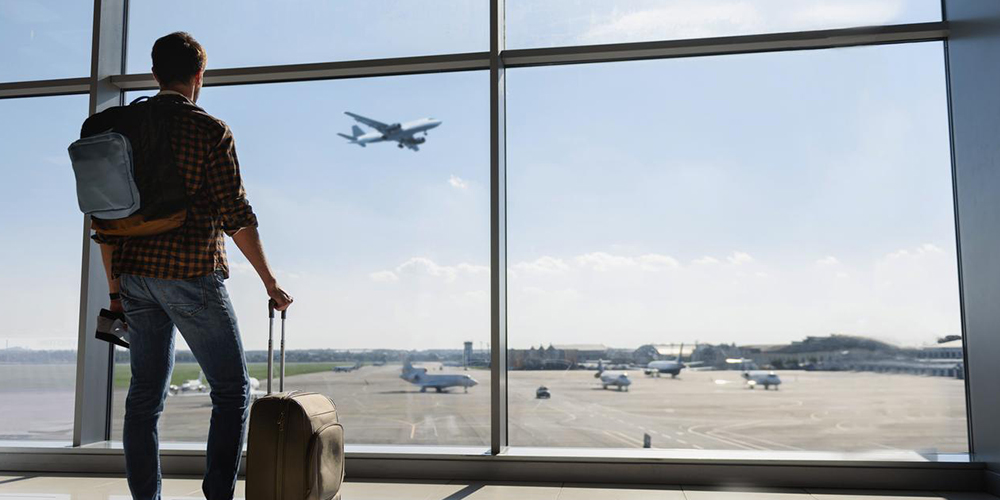 Пассажир с чемоданом в аэропорту