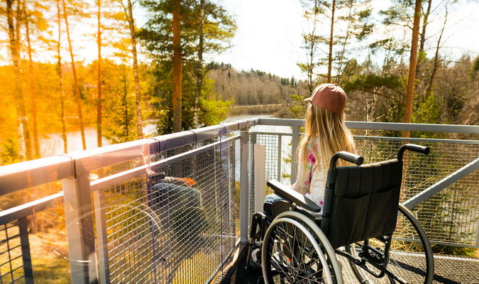 Девочка в инвалидной коляске