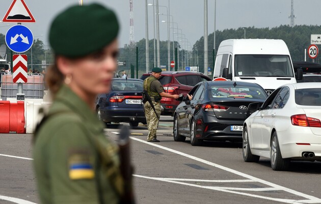 Перевірка автомобілів на кордоні України