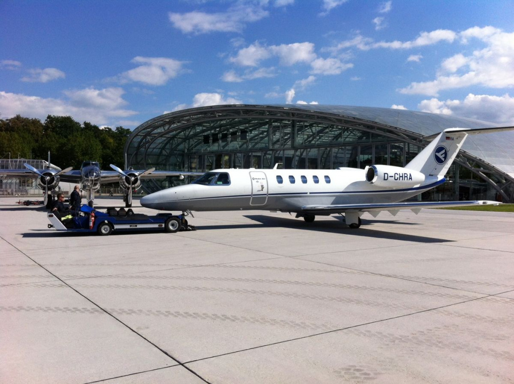 Стоянка літака Hahn Air в аеропорту