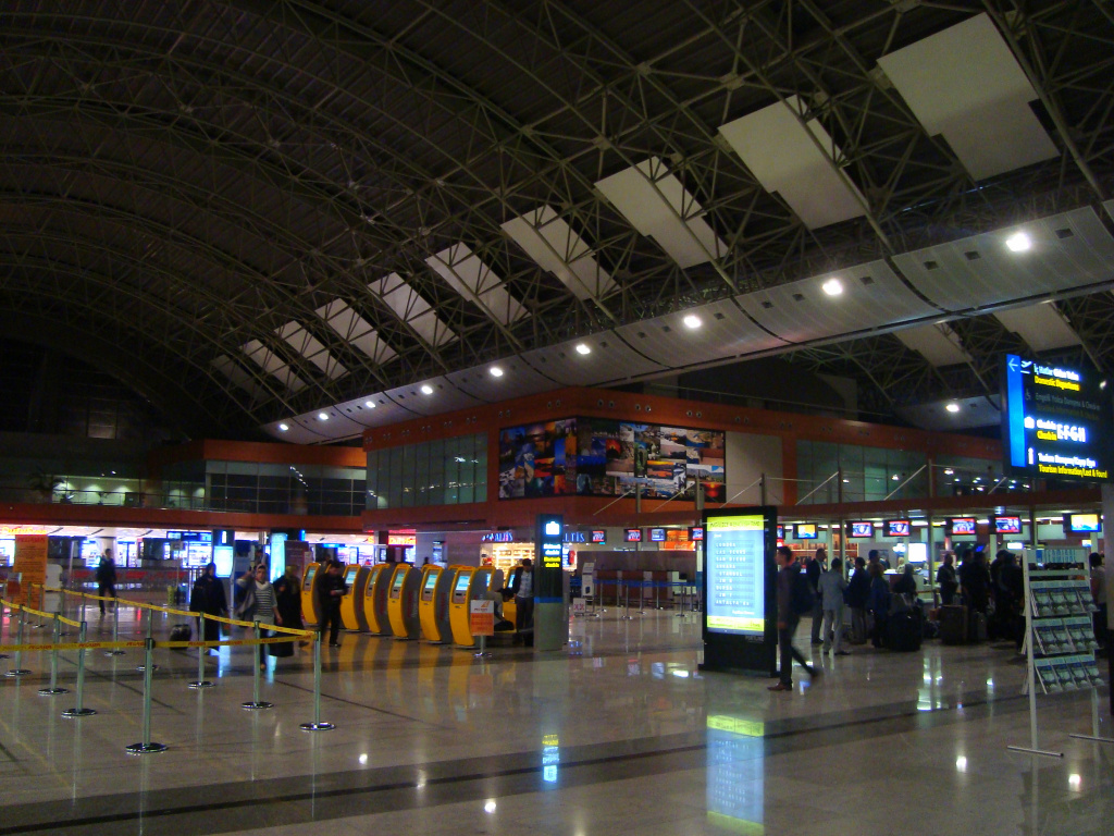 Зона реєстрації в аеропорту Сабіхи Гьокчен