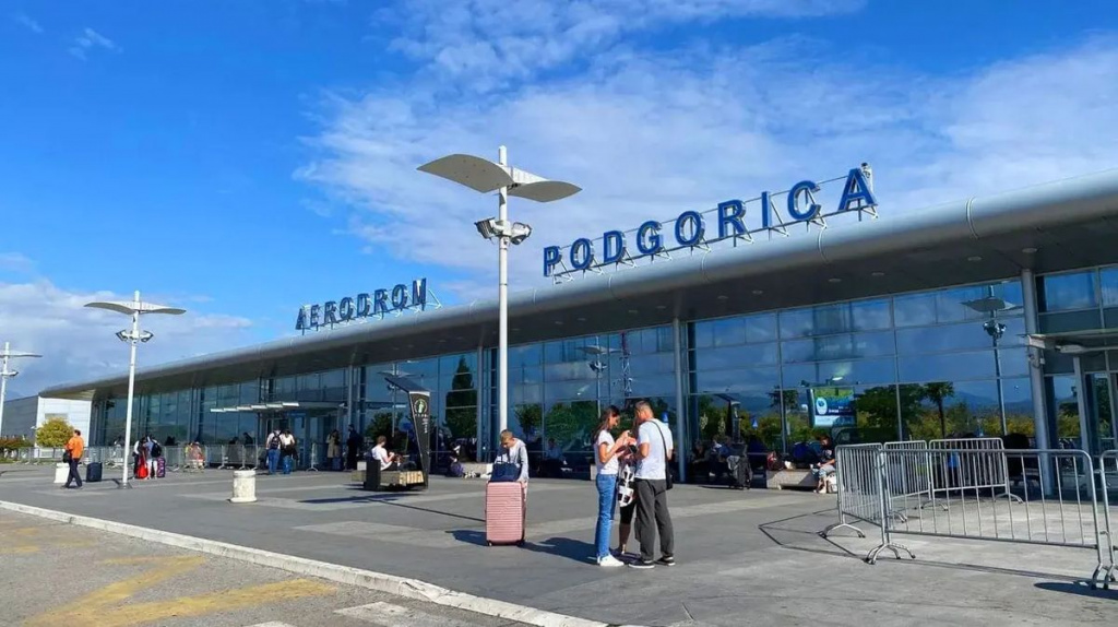 Головнй вхід в аеропорту Подгориця