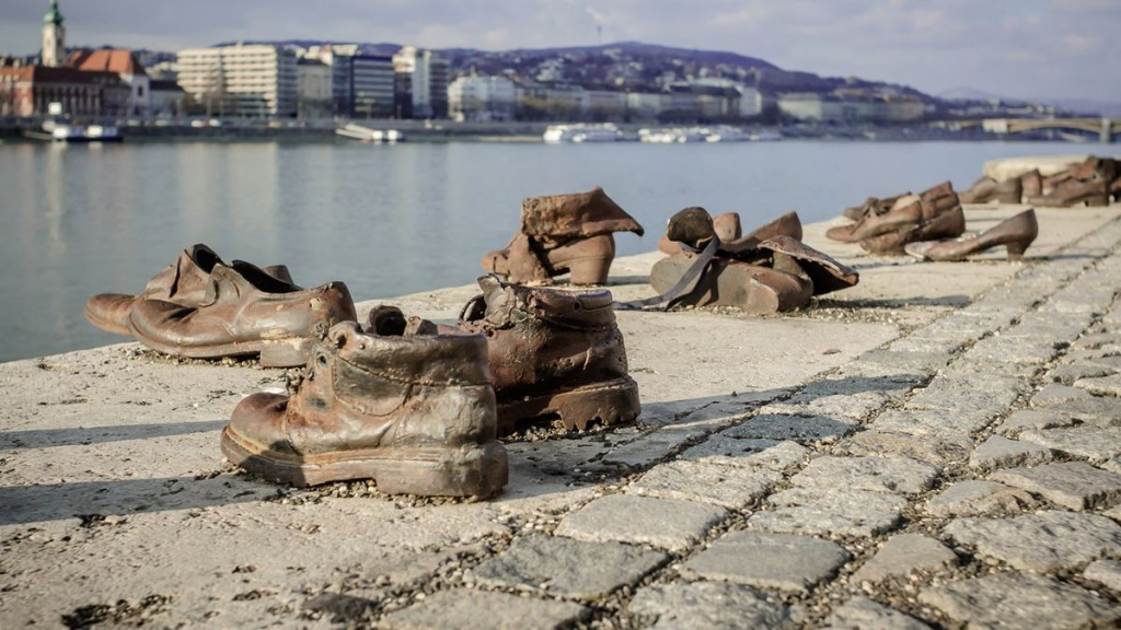 Взуття на набережній у Будапешті