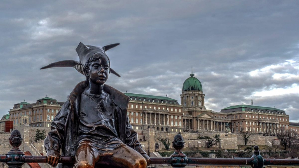 Статуя маленької принцеси у Будапешті