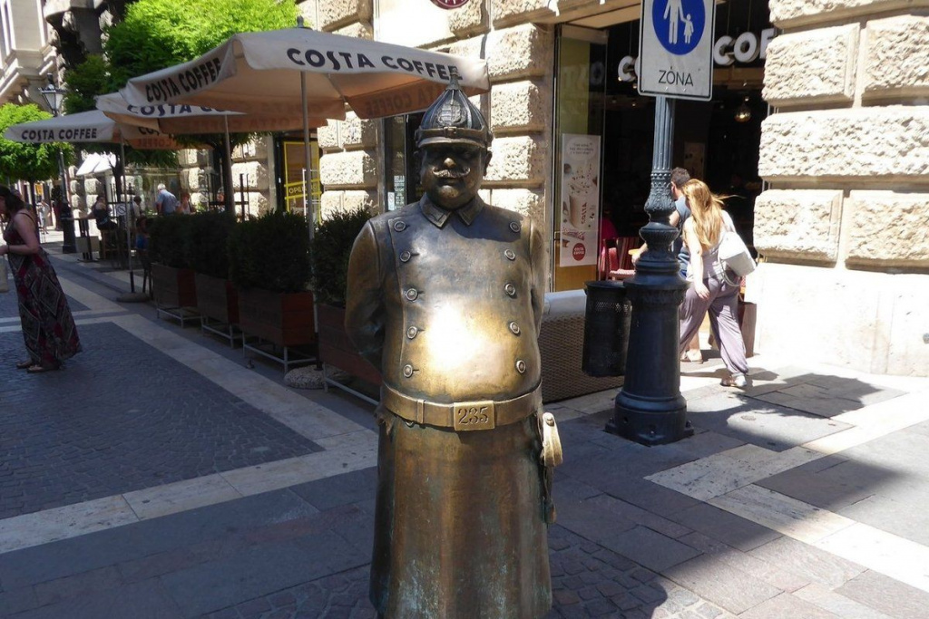 Статуя упитанного полицейского в Будапеште