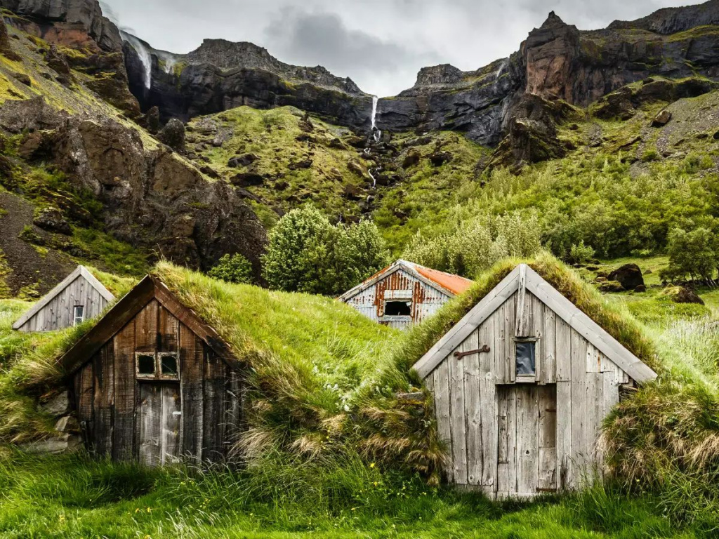 Будиночки на живописних пагорбах Ісландії